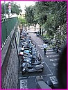 Des milliers de scooters, partout, dans toutes les rues. En plus, les Italiens sont experts pour se faufiler ....
