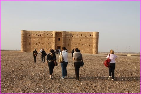 Qu'est ce qui est gros, et qui peut cacher un ch�teau ? le c... de 4 touristes Italiennes mangeuses de 