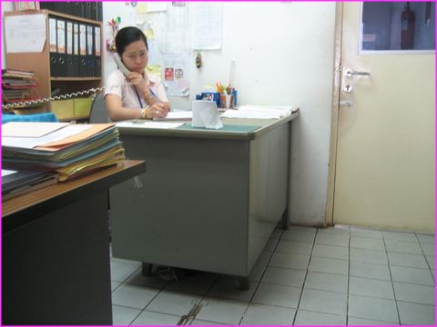A la douane Laotienne. Instruments de travail : tlphone, stylo et .... rouleau de papier hyginique sur le bureau