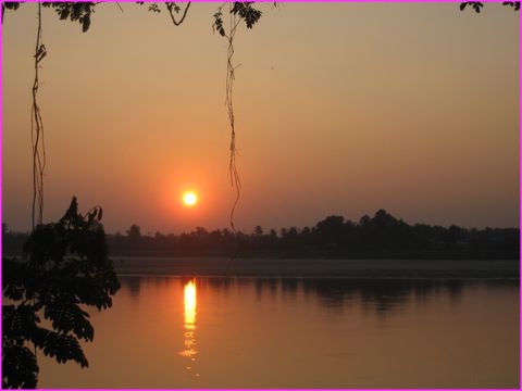 Beau coucher de soleil sur le Mekong  Vientiane