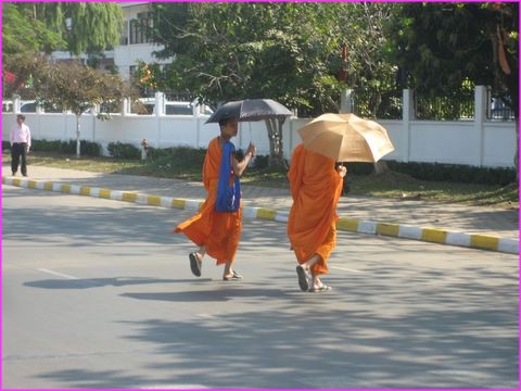 On avait dit � ces moines de sortir couverts ... alors ils le font !