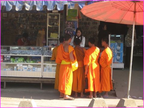 Quand des Monks discute �prement le prix d'un t�l�phone portable