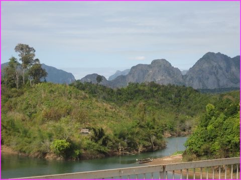 Beau paysage comme il y en a beaucoup sur la route enre Vang Vieng et Luang Prabang