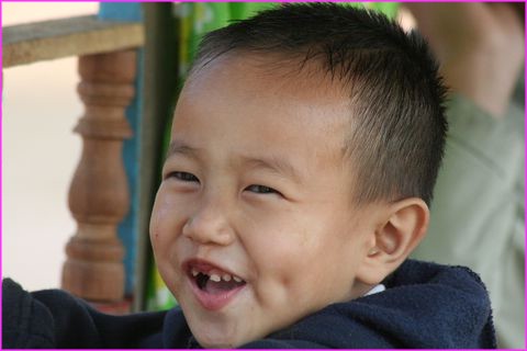 Malicieux et adorable bambin