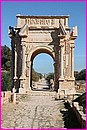 Belle arche qu marque l'entrée à Leptis Magna