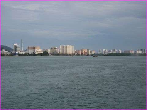 Vue pas trs engageante de Georgetown  l'arrive sur l'le de Penang. 