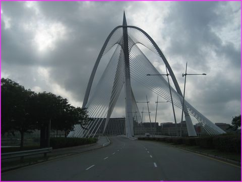 Une ville toute neuve et ddie  l'administration de Malaisie , avec des prouesses arcitecturales agrables  voir (Putrajaya, 35 km sud de Kuala Lumpur)