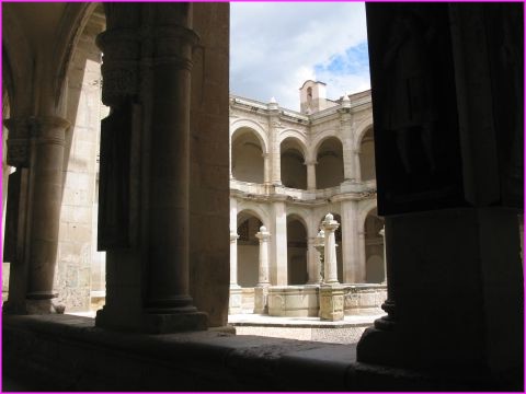 Belle cour de l'ancien couvent Santo Domingo  Oaxaca