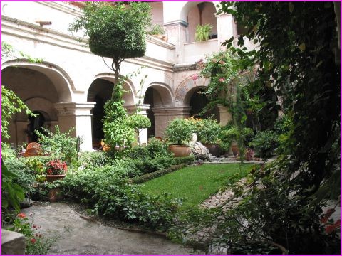 Un des patios d'un ancien couvent devenu ... htel de luxe (Le Camino Real)  Oaxaca