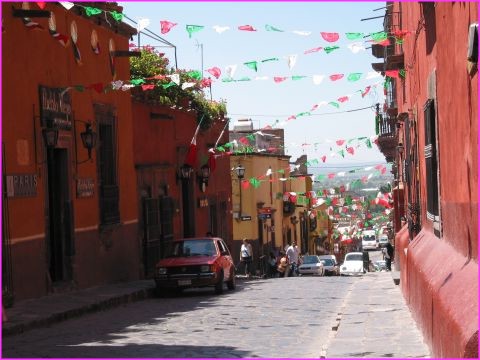 Des maisons coloniales colores