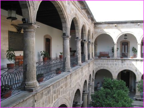 ... et l'ntrieur du magnifique palais du Gouverneur