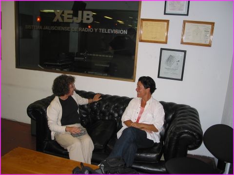 Avec Lourdes, la charmante bibliothcaire de l'Alliance Franaise de Guadalajara, en attendant une interview radio