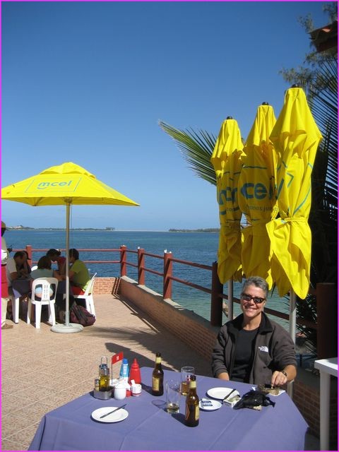 Un bain de soleil et un bon plat de gambas : rien de tel pour se remettre de la fatigue de la route