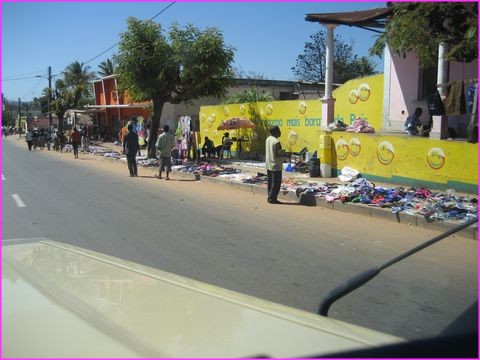 March� de bord de route : chacun a toujours quelque chose � vendre de sa petite production