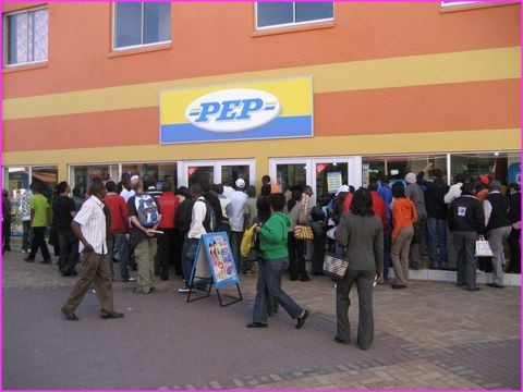 Solde dans les rues de WIndhoek ? Non, femme voleuse en train de se faire salement tabasser par  les agents de s�curit� dans le magasin