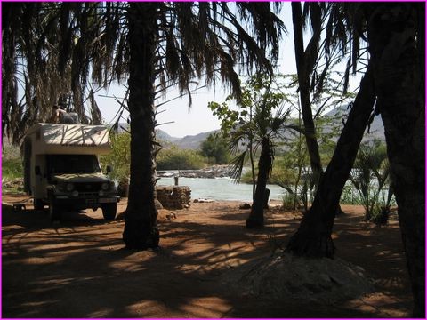 ... et un autre au bord de la rivi�re Kunene. De l'autre c�t�, l'Angola.