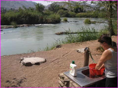 Et en grand seigneur, Andr� laisse tout le plaisir de la lessive � Patricia, dans ce d�cor de r�ve !