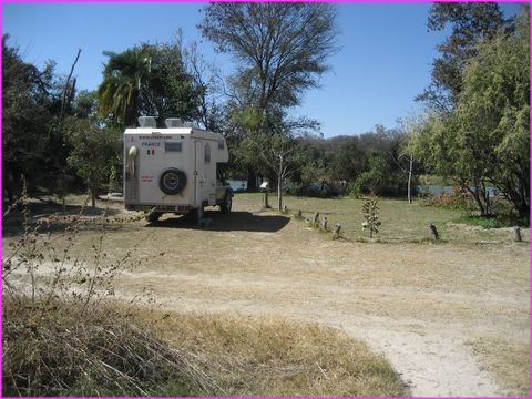 Un super bivouac au bord de la rivi�re Kavango ...