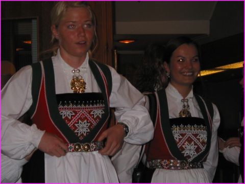 Un petit air de d�j� vu pour ces costumes sortis � l'occasion du 23 Juin, jour le plus long