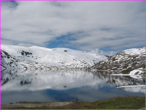 Pause d�jeuner au bord d'un lac de montagne