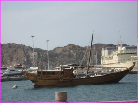Il n'y a pas que des bateaux de croisire dans la baie de Masqat