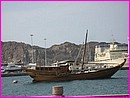 Il n'y a pas que des bateaux de croisire dans la baie de Masqat