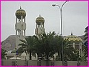Et des mosques partout partout partout ..., souvent belles, avec des gros haut-parleurs qui diffusent les chants de Mr Muezzin ...  des heures parfois indues !