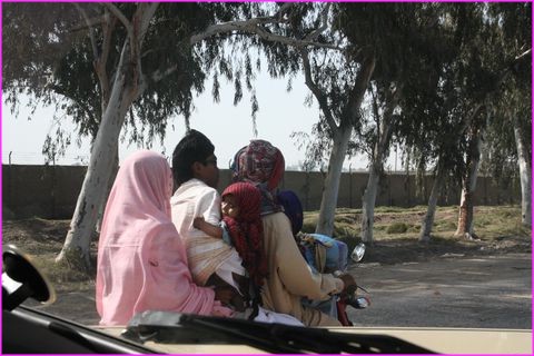 Tiens tiens, du d�j� vu en Asie du Sud Est ... les 5 membres de la famille sur la moto