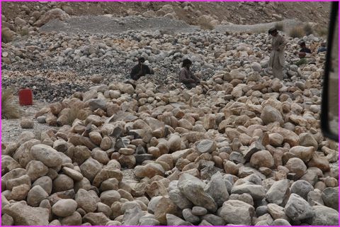 Des hommes ... mais aussi des enfants vus � plusieurs reprises cassant des gros cailloux dans le d�sert pour en faire de petites pierres pour paver les routes