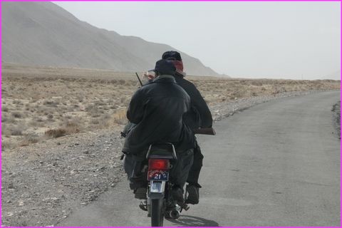 Une de nos escortes, mais � moto cette fois-ci