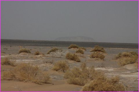 Encore dans le Ballouchistan, un mirage ? Ne dirait-on pas Uluru l� bas au loin ?