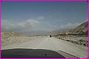 Dans le Balouchistan, en suivant notre escorte