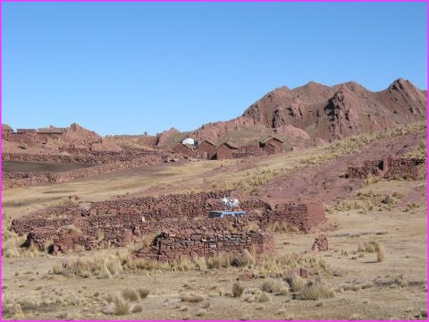 Quand les maisons de terre se fondent dans le paysage