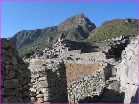 ... en parcourant le site : au fond le mont Machu Picchu