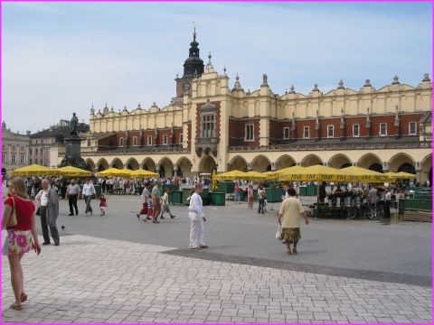 La grande place de Cracovie avec la halle aux draps