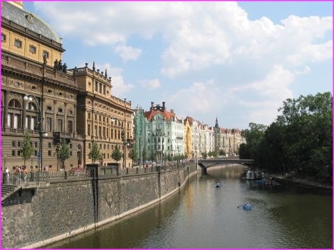 De belles faades,  Prague, pour ces immeubles le long de la Vltava