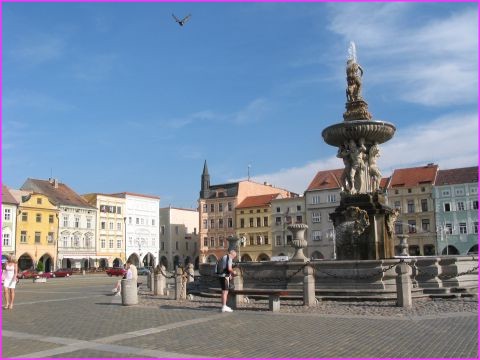 La grande place de Cesk Budejovice et encore de belles faades