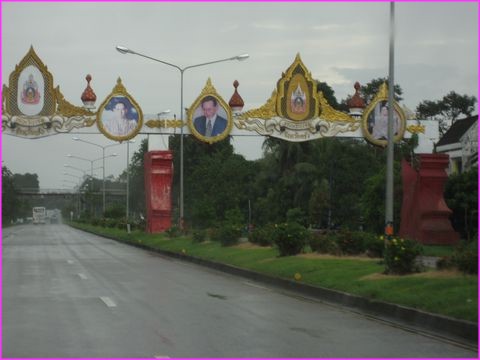 Tous les villages et villes en Thalande ont ft il y a quelques jours l'anniversaire du Roi et ont tous mis des banderolles  sa gloire