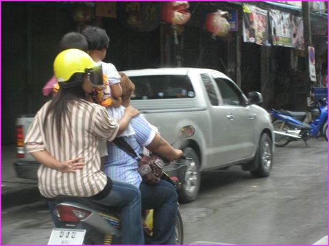 Transport familial ... , 5 : oui, la petite dernire est (encore) devant le papa ! ... et le casque connait pas !