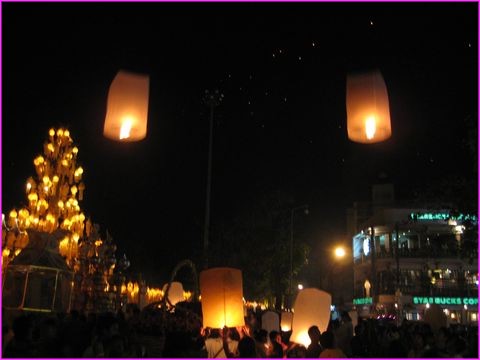 Les montgolfi�res montent, montent, par milliers