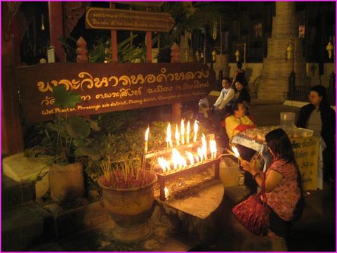 Que de d�votion devant tous les temples !