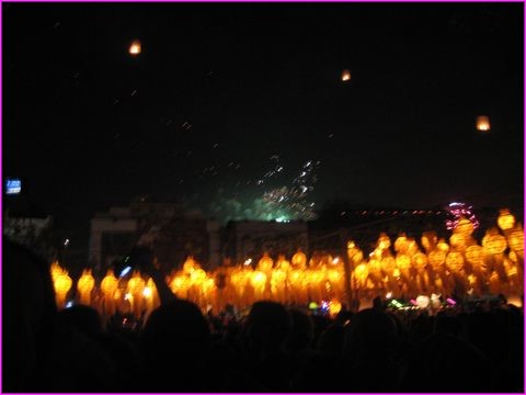 Les montgolfi�res lach�es le 31 d�cembre ici sur la grand place de Chiang Ma�. On a lach� la n�tre !