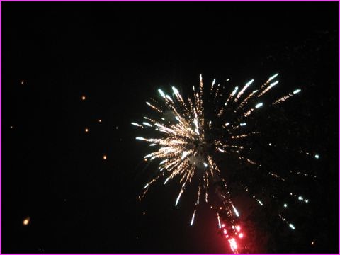 Le tout couronn� par plusieurs beaux feux d'artifice. Un beau passage � l'an 2008
