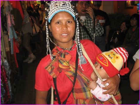 Des membres de tribus venus vendre leur production au march� de nuit