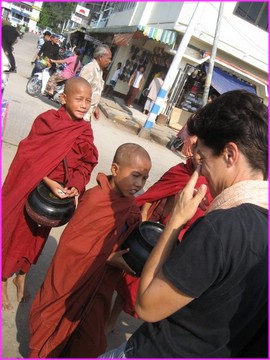 Les moines sont ... tout petits au Myanmar