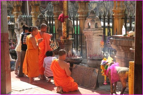 Il y a beaucoup de moines partout, ici en pri�re