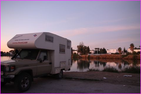 Un bivouac au bord d'un tang  Carthage