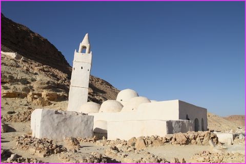 Le minaret penche ? Du ct de la Suisse ? vous croyez ? On est ici  Chenini