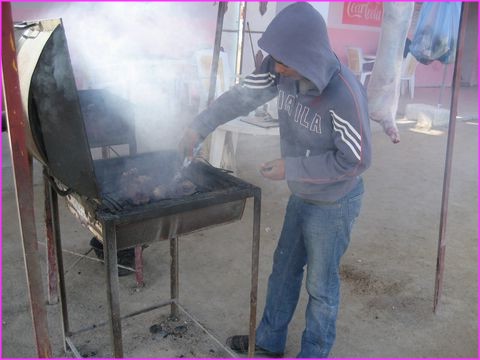 H ! on l'attend notre grillade de mouton !