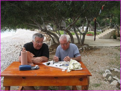 ... ou alors ils bricolent en commun (ici Patrick en plein effort pour r�parer notre plaque gasoil)